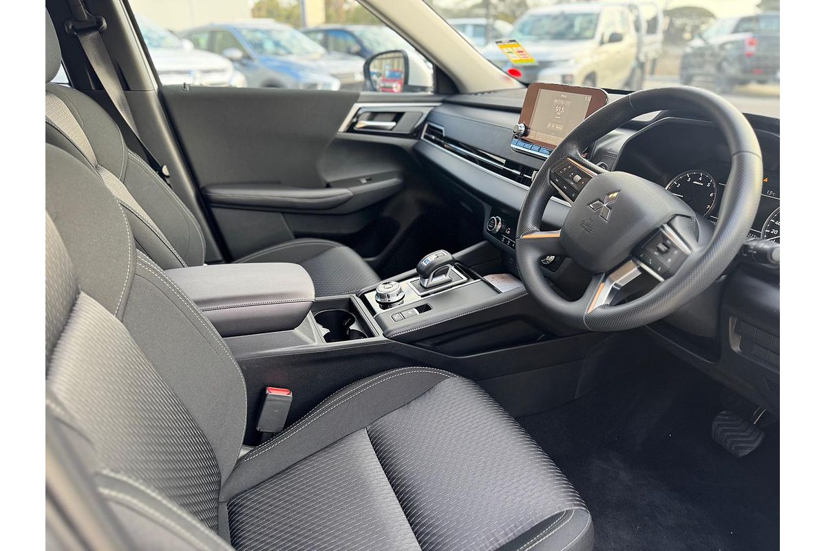 2025 Mitsubishi Outlander ES ZM