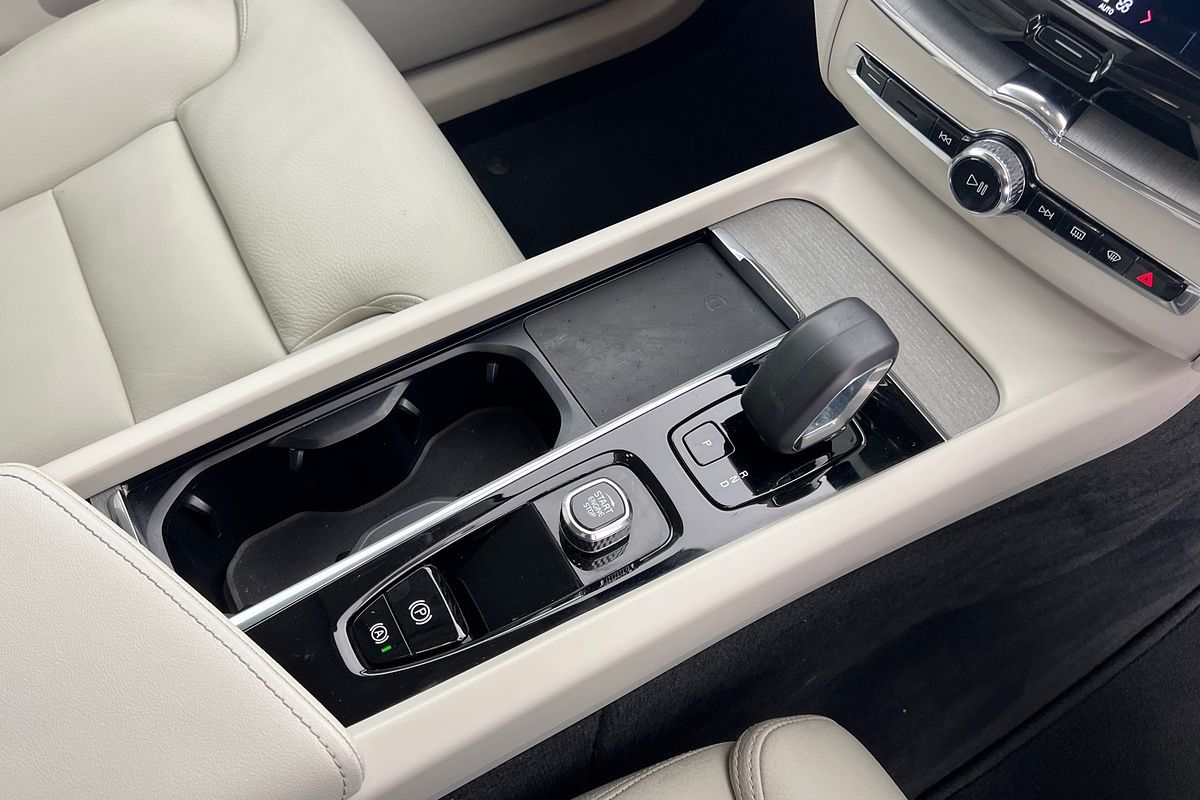2023 Volvo XC60 Recharge Plus T8 Plug-In Hybrid