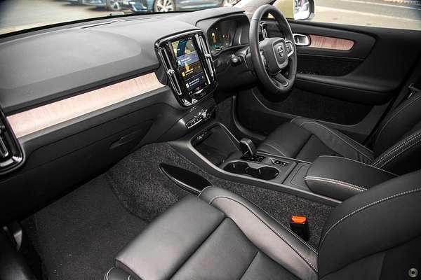 2024 Volvo XC40 Plus B4