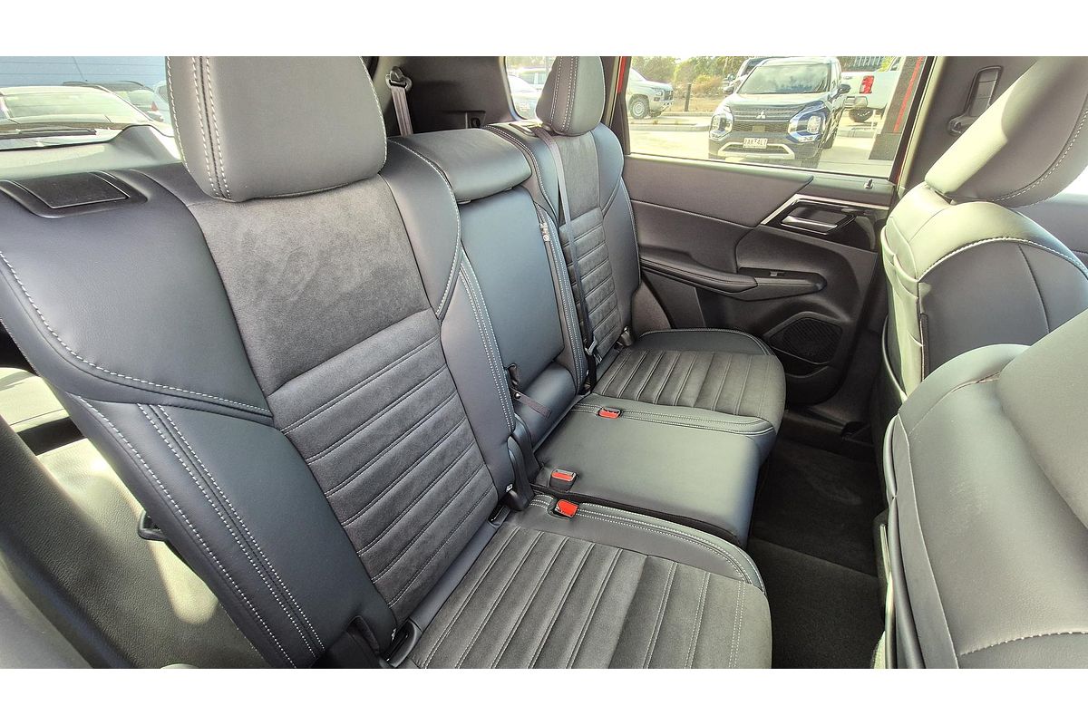 2025 Mitsubishi Outlander Black Edition ZM