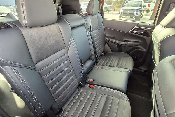 2025 Mitsubishi Outlander Black Edition ZM