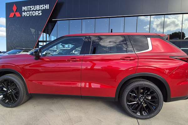 2025 Mitsubishi Outlander Black Edition ZM