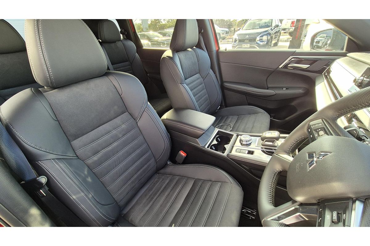 2025 Mitsubishi Outlander Black Edition ZM