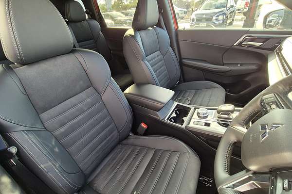 2025 Mitsubishi Outlander Black Edition ZM
