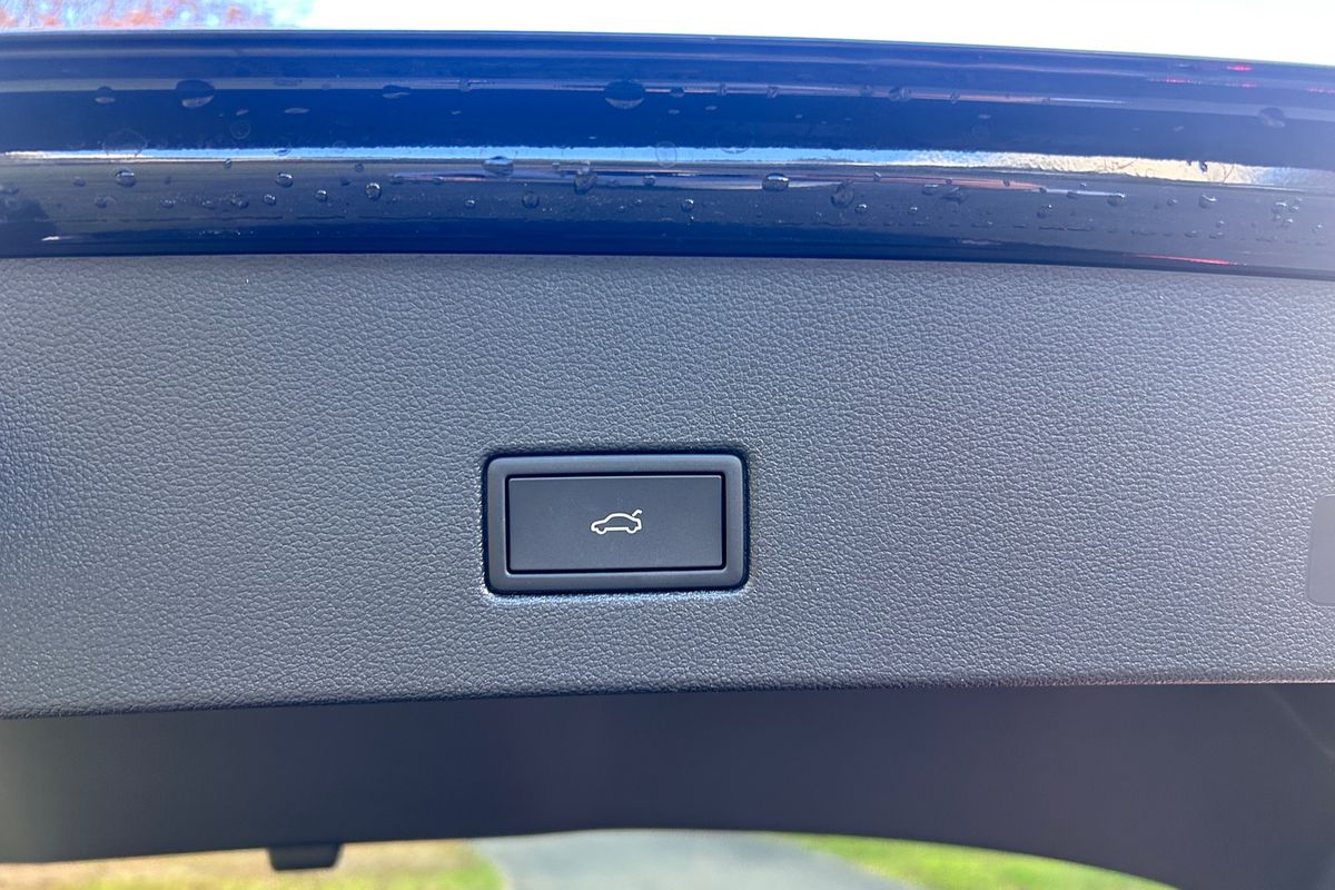2025 Volkswagen T-Roc 140TSI R-Line D11