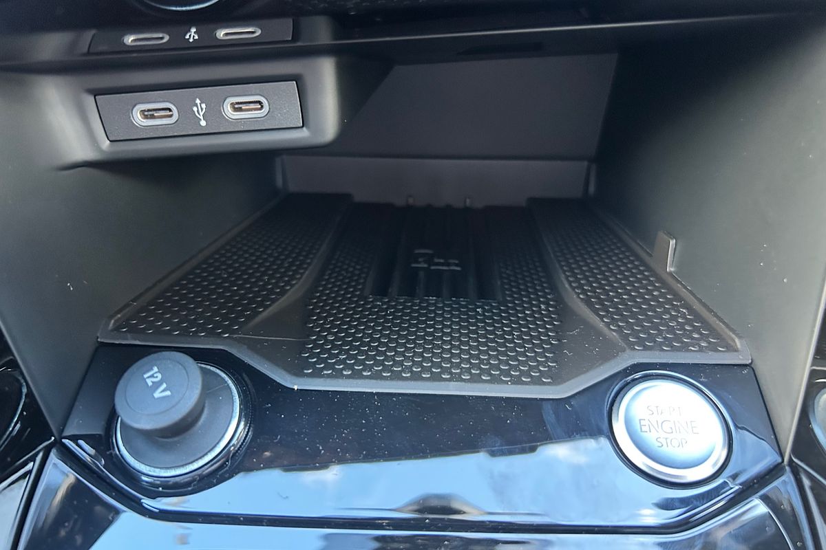 2025 Volkswagen T-Roc 140TSI R-Line D11