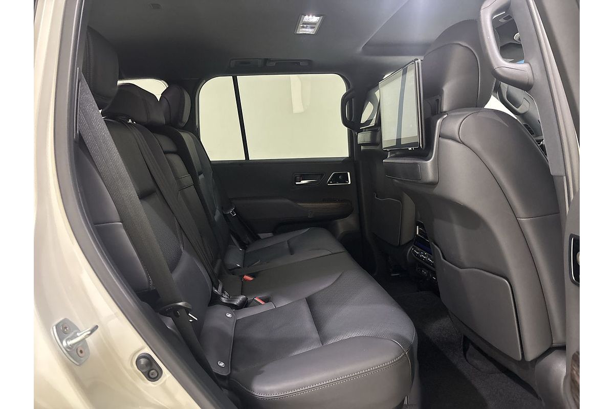 2023 Toyota Landcruiser Sahara FJA300R