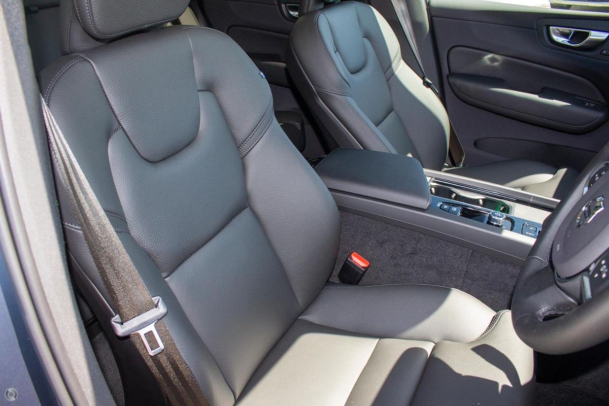 2024 Volvo XC60 Plus B5