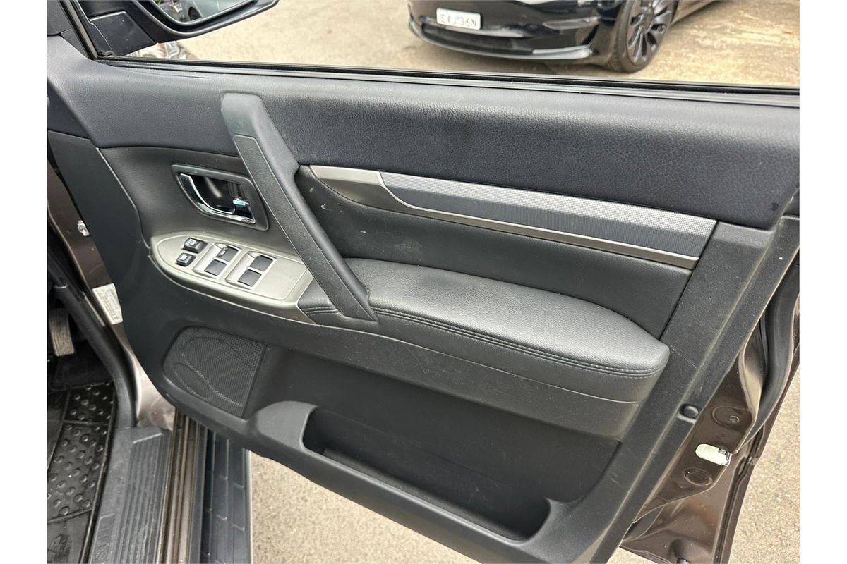 2014 Mitsubishi Pajero VR-X NW