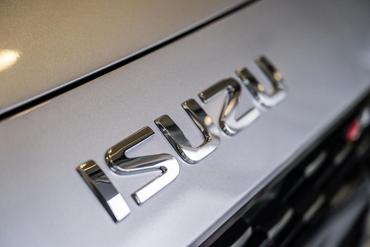 2025 Isuzu MU-X X-TERRAIN