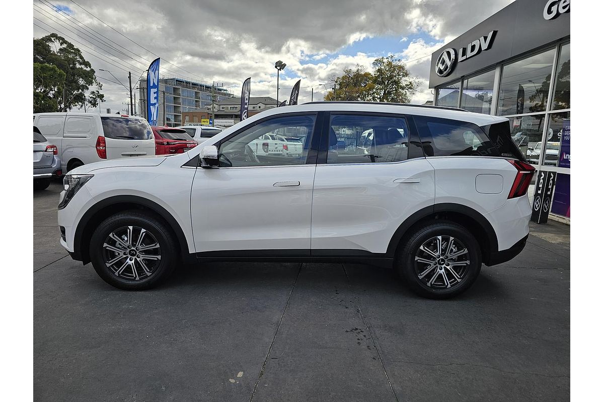 2025 Mahindra XUV700 AX7L