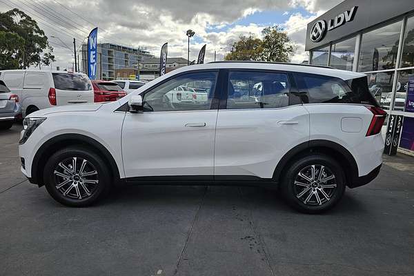 2025 Mahindra XUV700 AX7L