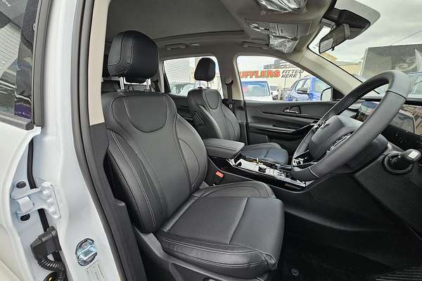 2025 Mahindra XUV700 AX7L