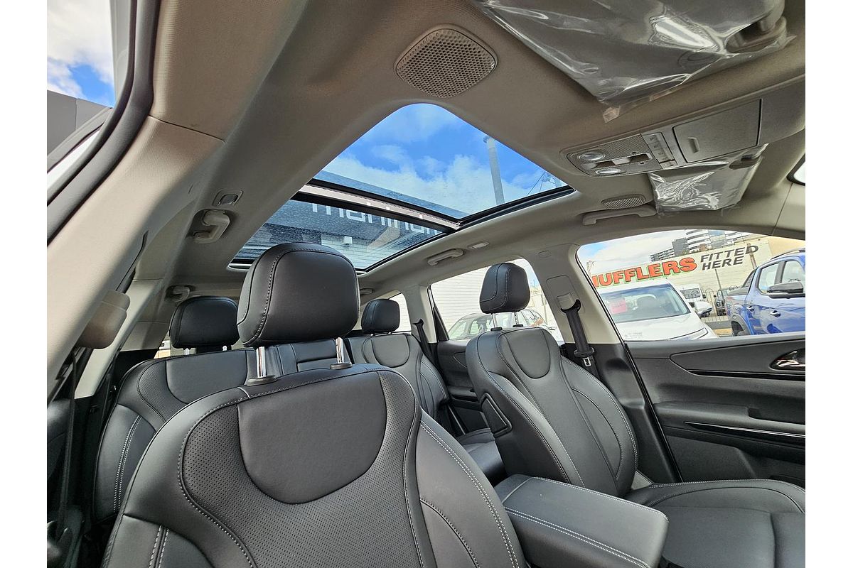 2025 Mahindra XUV700 AX7L