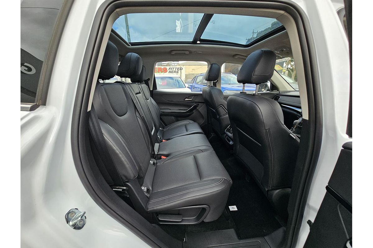 2025 Mahindra XUV700 AX7L