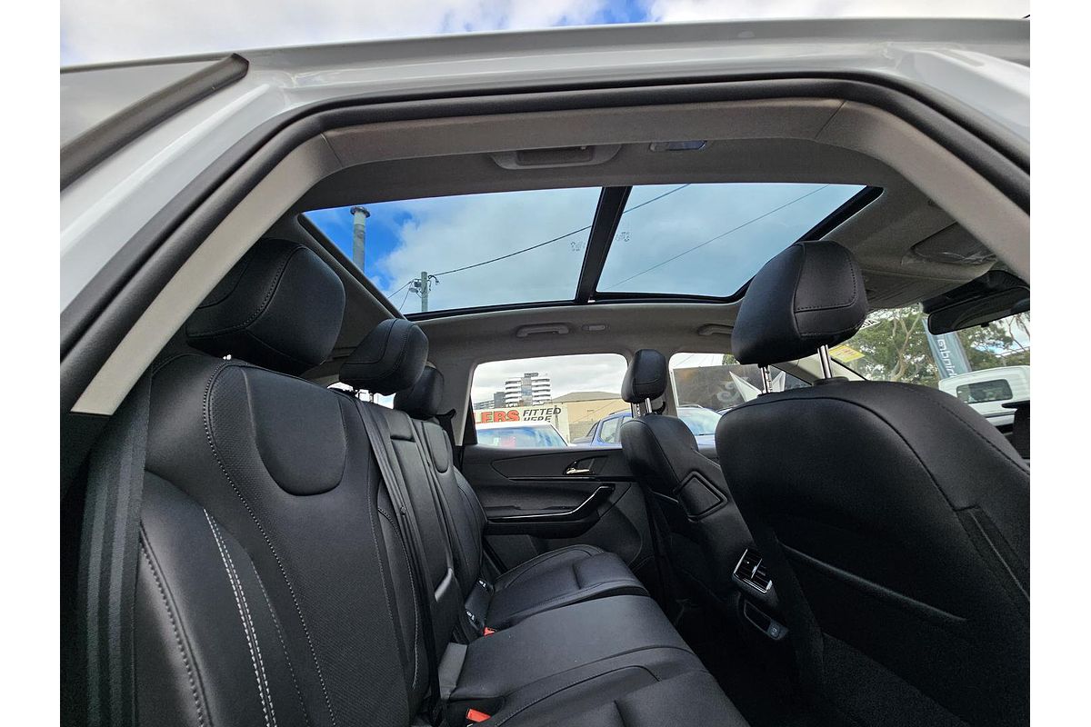 2025 Mahindra XUV700 AX7L