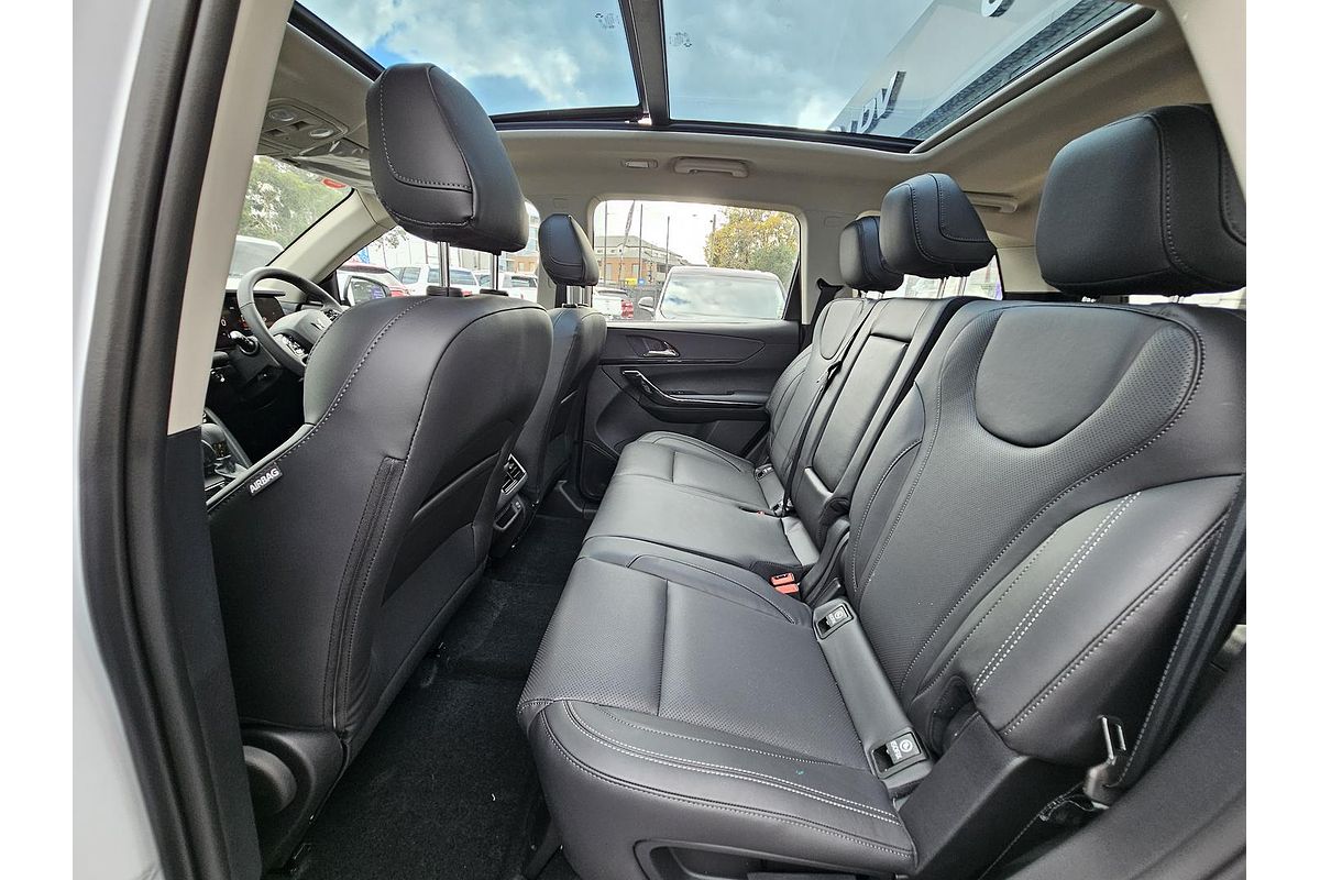 2025 Mahindra XUV700 AX7L