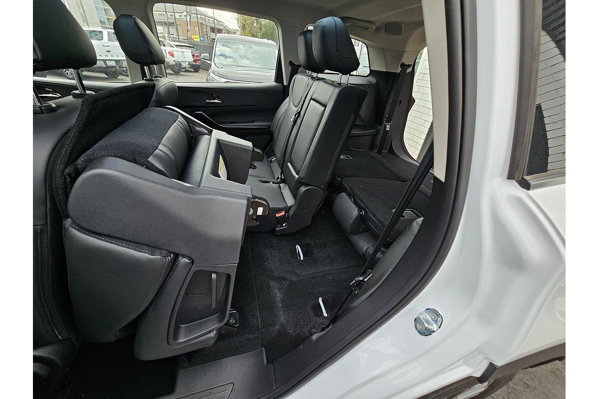 2025 Mahindra XUV700 AX7L