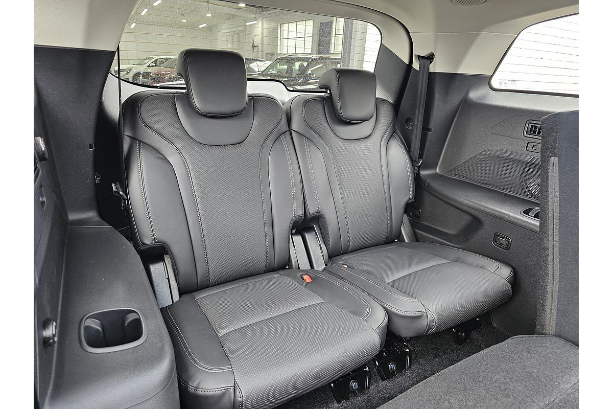 2025 Mahindra XUV700 AX7L