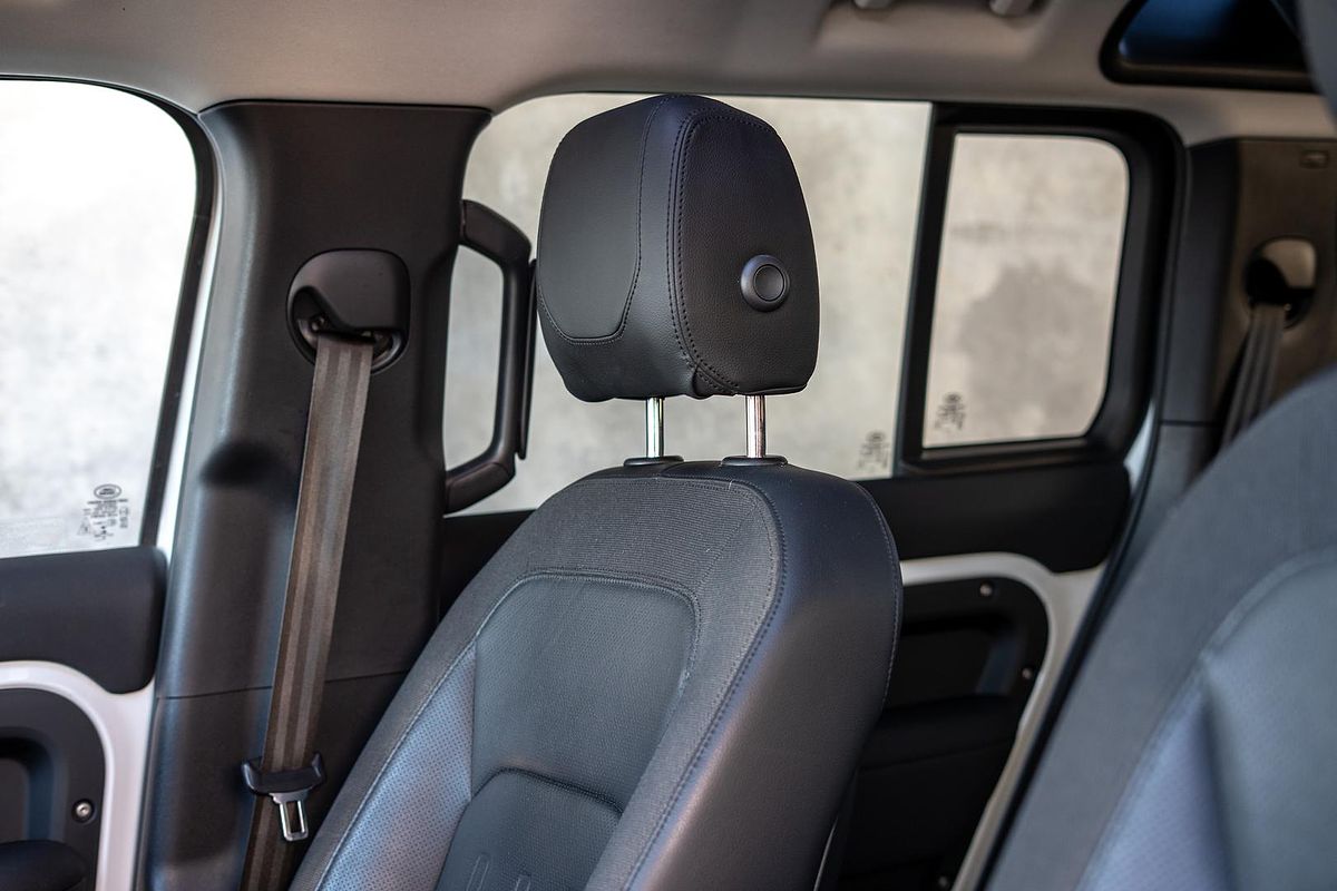 2020 Land Rover Defender 110 D300 SE L663