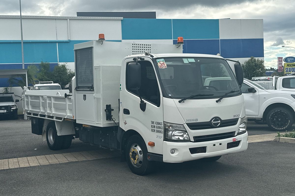 2015 Hino 300 Series 717