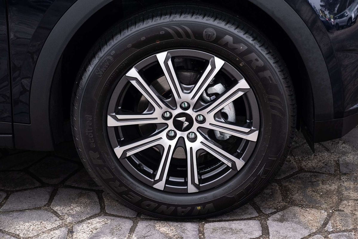 2025 Mahindra XUV700 AX7L