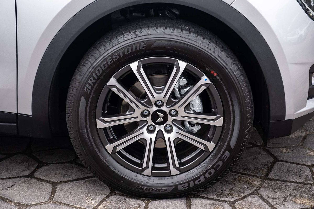 2025 Mahindra XUV700 AX7L