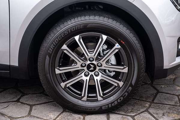 2025 Mahindra XUV700 AX7L