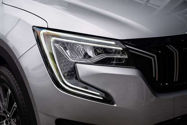 2025 Mahindra XUV700 AX7L