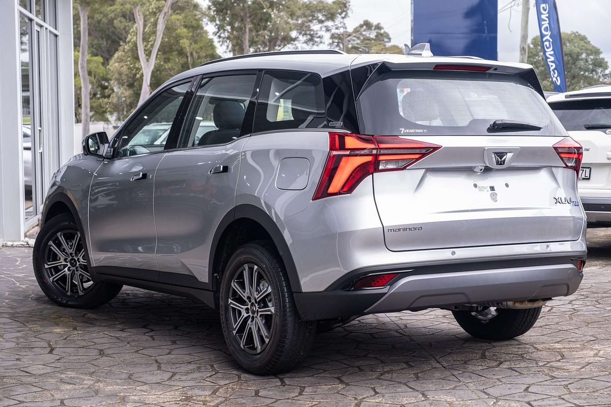 2025 Mahindra XUV700 AX7L