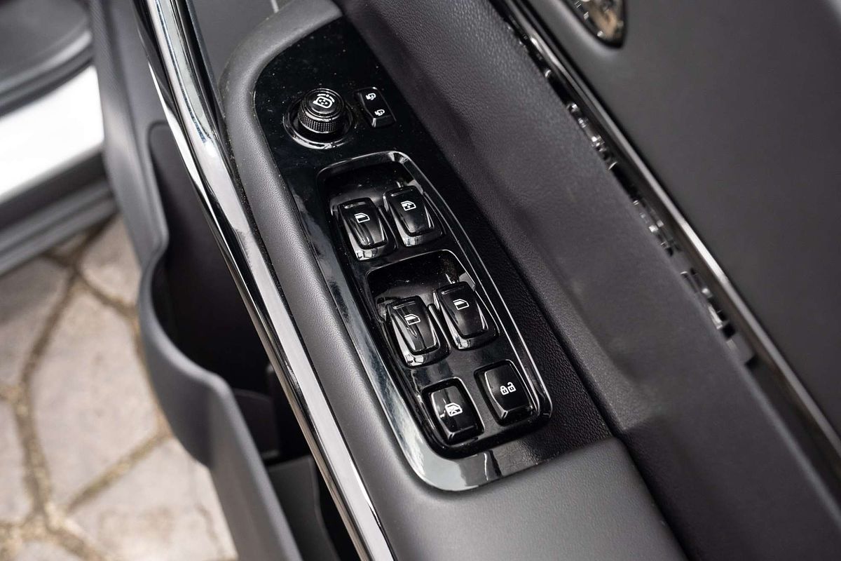2025 Mahindra XUV700 AX7L