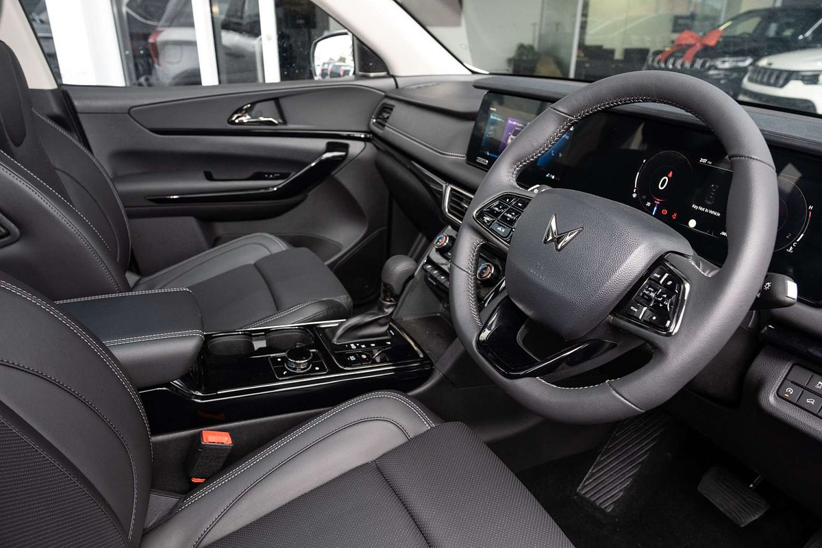 2025 Mahindra XUV700 AX7L