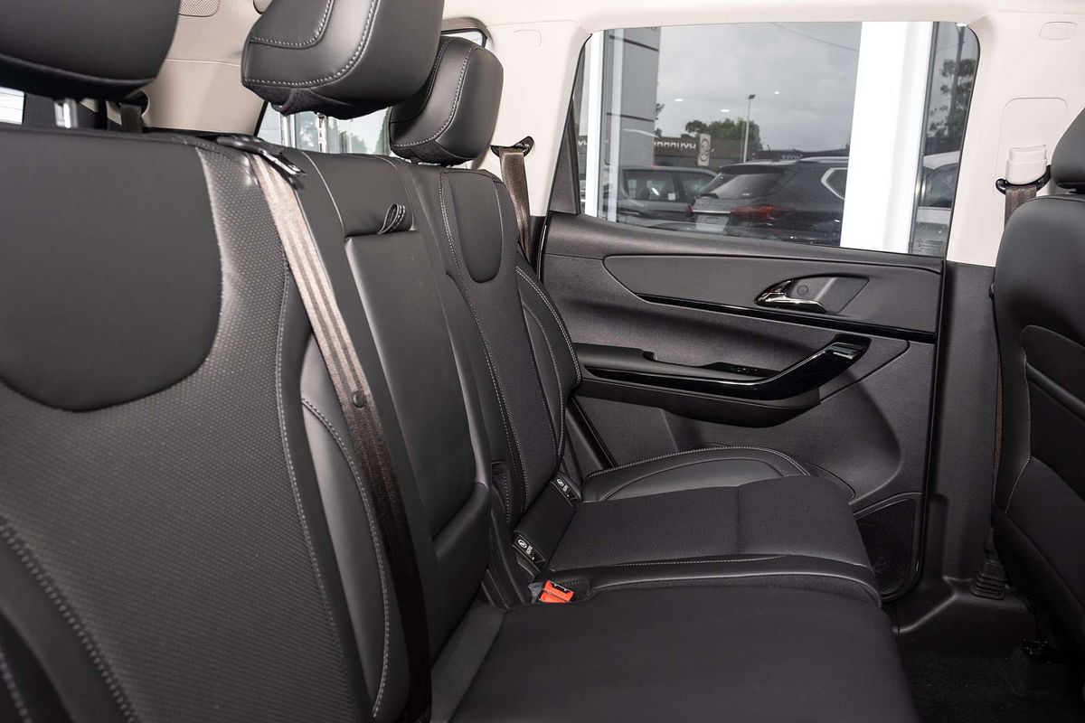 2025 Mahindra XUV700 AX7L