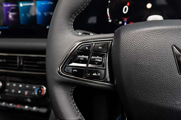 2025 Mahindra XUV700 AX7L