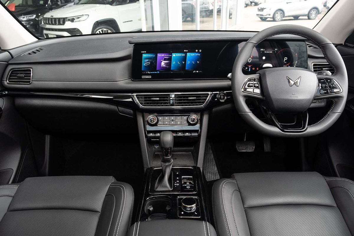 2025 Mahindra XUV700 AX7L