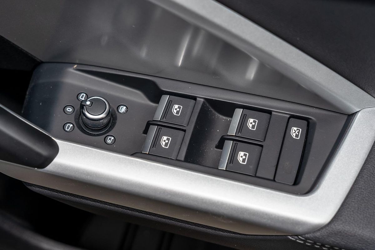 2024 Audi Q3 35 TFSI Dynamic Black F3