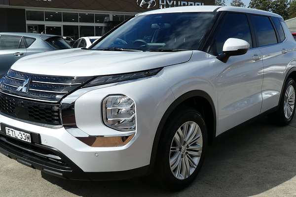 2022 Mitsubishi Outlander ES ZM