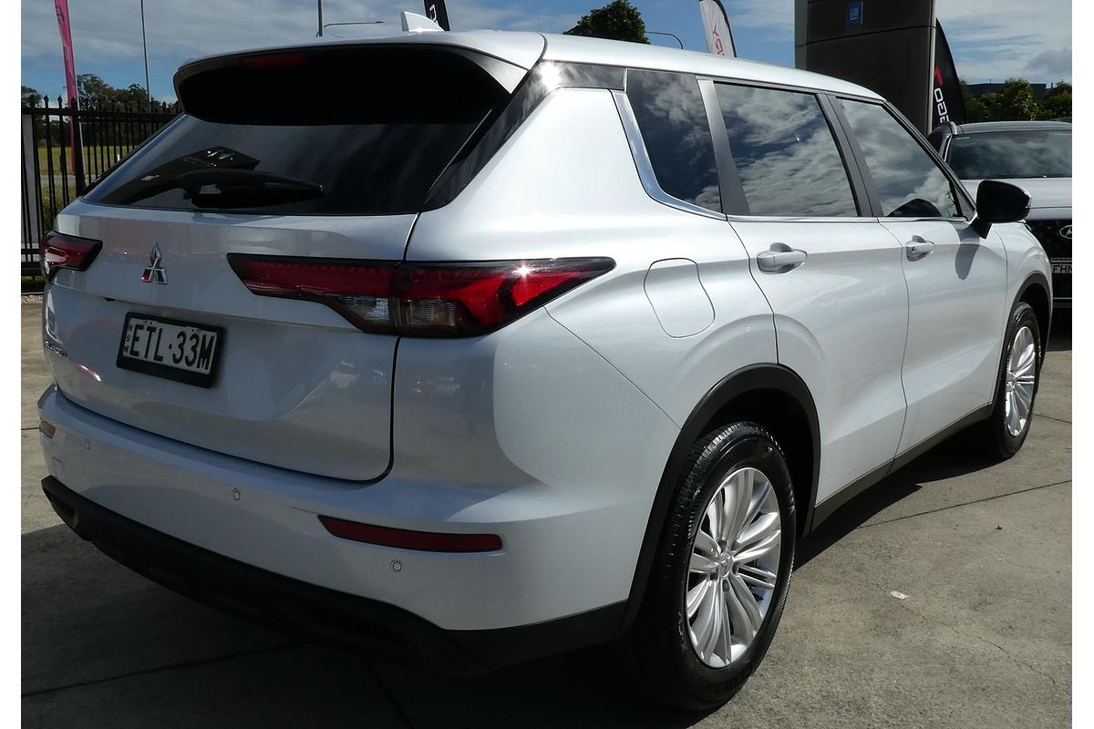 2022 Mitsubishi Outlander ES ZM