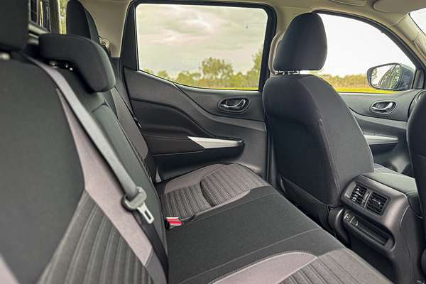 2025 Nissan Navara ST D23 4X4