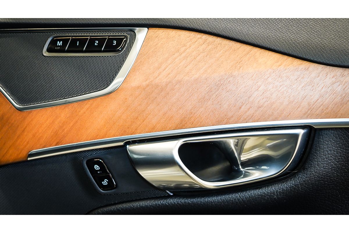 2022 Volvo XC90 B5 Momentum
