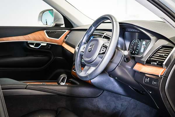 2022 Volvo XC90 B5 Momentum