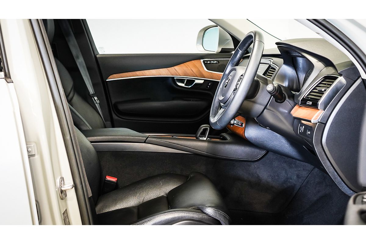 2022 Volvo XC90 B5 Momentum