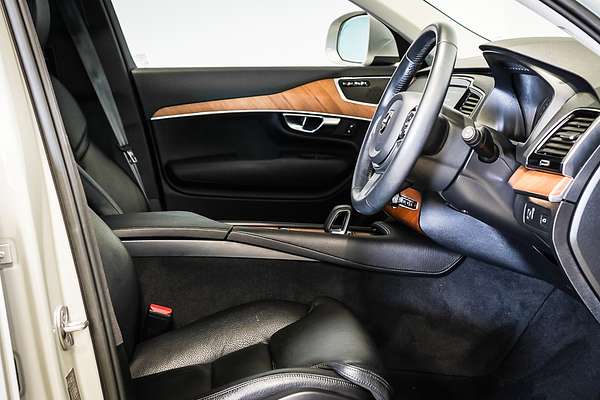 2022 Volvo XC90 B5 Momentum