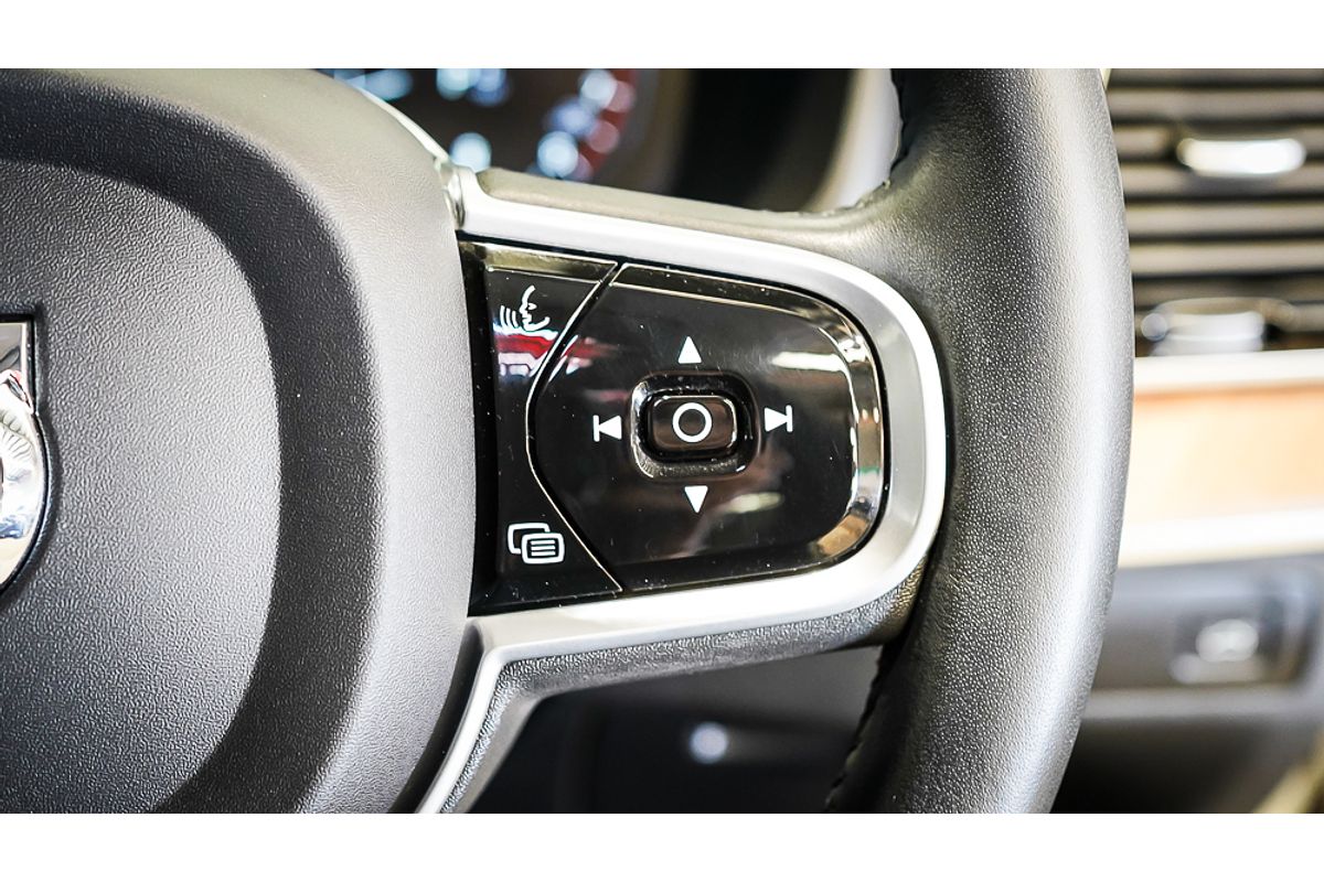 2022 Volvo XC90 B5 Momentum