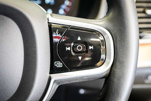 2022 Volvo XC90 B5 Momentum