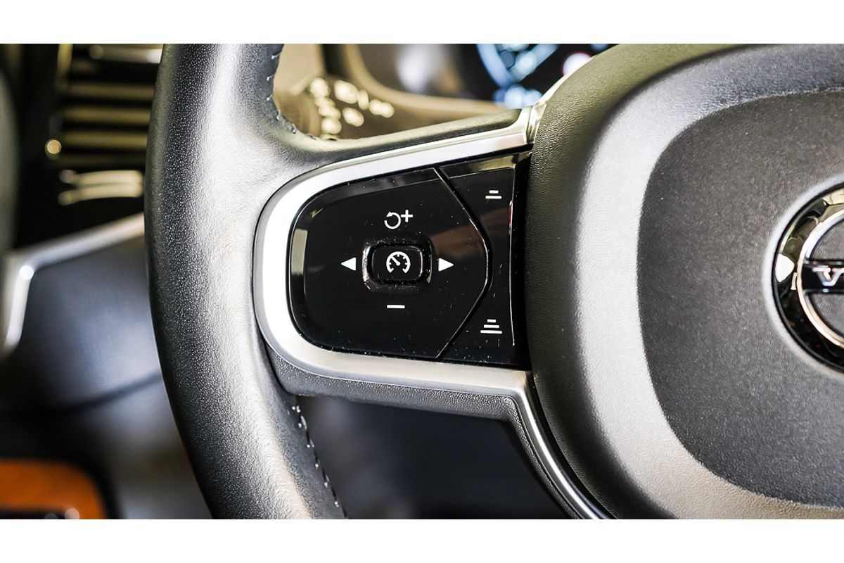 2022 Volvo XC90 B5 Momentum