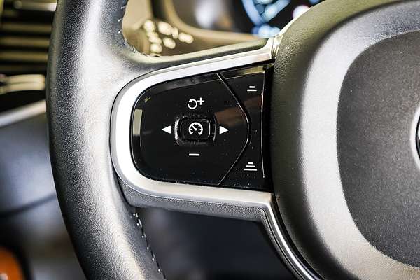 2022 Volvo XC90 B5 Momentum