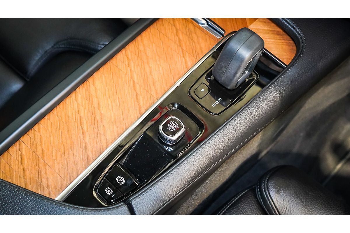 2022 Volvo XC90 B5 Momentum
