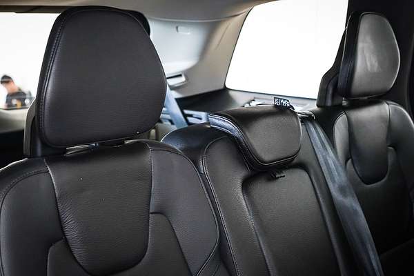 2022 Volvo XC90 B5 Momentum