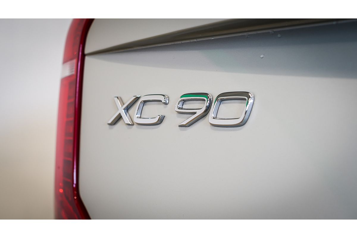 2022 Volvo XC90 B5 Momentum